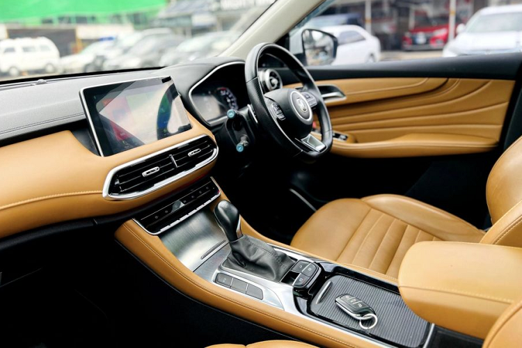 Cung cấp sức mạnh cho MG HS bản 2.0 Trophy AWD cao cấp này là khối động cơ 2.0L, cho công suất 225 mã lực và mô-men xoắn 360 Nm. Động cơ kết hợp số ly hợp kép 6 cấp và hệ dẫn động 4 bánh.