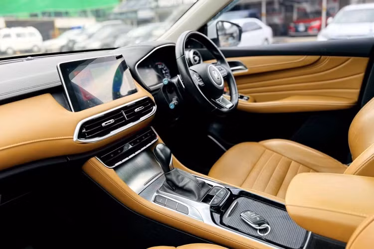 Cung cấp sức mạnh cho MG HS bản 2.0 Trophy AWD cao cấp này là khối động cơ 2.0L, cho công suất 225 mã lực và mô-men xoắn 360 Nm. Động cơ kết hợp số ly hợp kép 6 cấp và hệ dẫn động 4 bánh.