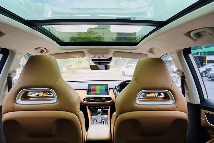 Chưa rõ khi về Việt Nam xe sẽ có hệ truyền động gì nhưng tại Thái Lan, MG HS có 2 tùy chọn động cơ gồm máy xăng và hybrid.