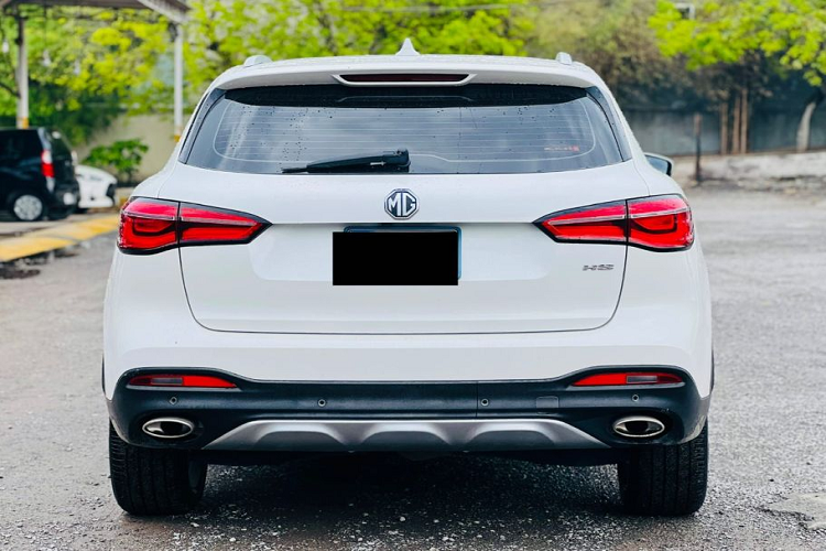 Thứ nhất là động cơ xăng 4 xi-lanh, tăng áp, dung tích 1.5L, tạo ra công suất tối đa 162 mã lực và mô-men xoắn cực đại 250 Nm. Sức mạnh được truyền đến các bánh thông qua hộp số tự động ly hợp kép 7 cấp và hệ dẫn động cầu trước.