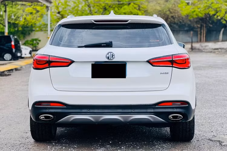 Thứ nhất là động cơ xăng 4 xi-lanh, tăng áp, dung tích 1.5L, tạo ra công suất tối đa 162 mã lực và mô-men xoắn cực đại 250 Nm. Sức mạnh được truyền đến các bánh thông qua hộp số tự động ly hợp kép 7 cấp và hệ dẫn động cầu trước.