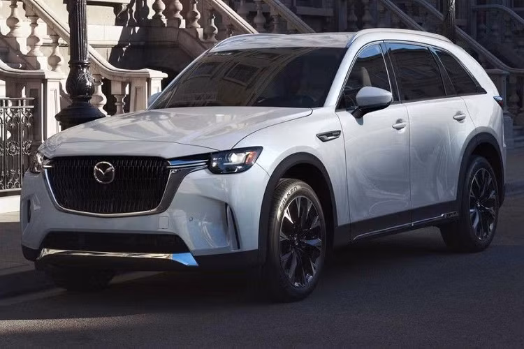 Ngày 31/1/2023 vừa qua, Mazda đã chính thức trình làng mẫu SUV cỡ lớn CX-90. Đây là mẫu xe mới thuộc dòng sản phẩm Large Product của thương hiệu, cùng với CX-60, CX-70 và CX-80. Trong đó, Mazda CX-90 và CX-70 chủ yếu bán tại thị trường Bắc Mỹ.