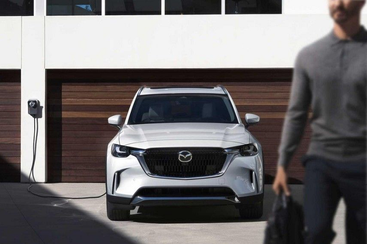 Mazda CX-90 2024 có 2 tùy chọn động cơ. Đầu tiên là bản máy xăng I6 dung tích 3.3L tăng áp, mild-hybrid, cho công suất 340 mã lực và mô-men xoắn 500Nm. Đây là khối động cơ xăng mạnh nhất từ trước tới nay của hãng xe Nhật Bản. 