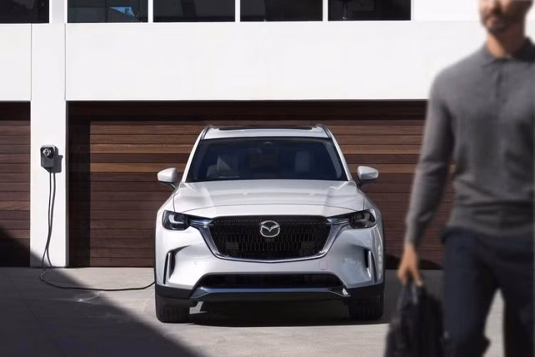 Mazda CX-90 2024 có 2 tùy chọn động cơ. Đầu tiên là bản máy xăng I6 dung tích 3.3L tăng áp, mild-hybrid, cho công suất 340 mã lực và mô-men xoắn 500Nm. Đây là khối động cơ xăng mạnh nhất từ trước tới nay của hãng xe Nhật Bản. 