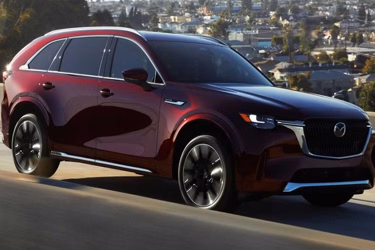 Mazda CX-90 2024 mới vẫn mang ngôn ngữ thiết kế KODO quen thuộc nhưng được tinh chỉnh lại nhằm đem đến ngoại hình cao cấp hơn. Khu vực đầu xe ấn tượng với cụm đèn pha mới đi kèm đèn ban ngày hình chữ L. Phần đuôi xe được thiết kế bo tròn, mang đến cảm giác mềm mại hơn. Mâm xe dạng đa chấu, sơn 2 màu, kích thước lên tới 21 inch. 