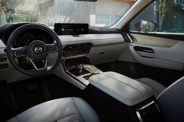 Mẫu xe SUV Mazda CX-90 2024 còn được khoác lên mình lớp sơn mới Artisan Red Premium. Màu sơn này có 3 lớp và được phủ lên thân xe thông qua quy trình có tên Takuminuri, tạm dịch là "sơn màu nghệ thuật". 