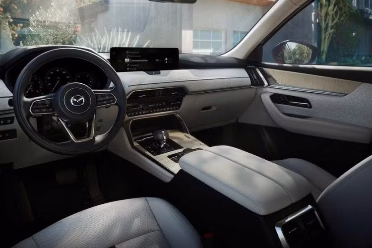 Mẫu xe SUV Mazda CX-90 2024 còn được khoác lên mình lớp sơn mới Artisan Red Premium. Màu sơn này có 3 lớp và được phủ lên thân xe thông qua quy trình có tên Takuminuri, tạm dịch là "sơn màu nghệ thuật". 