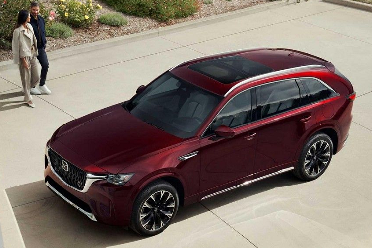 Lựa chọn thứ hai là động cơ hybrid sạc điện, kết hợp động cơ xăng I4 2.5L với một mô-tơ điện và bộ pin 17,8kWh cho công suất 323 mã lực và mô-men xoắn 500Nm. Hiện thông tin về quãng đường di chuyển thuần điện, thời gian sạc pin và các chi tiết khác chưa được hãng tiết lộ. 