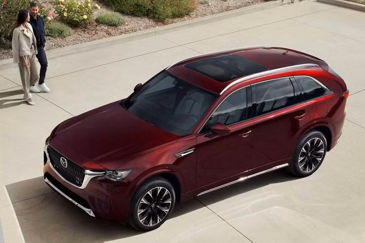 Lựa chọn thứ hai là động cơ hybrid sạc điện, kết hợp động cơ xăng I4 2.5L với một mô-tơ điện và bộ pin 17,8kWh cho công suất 323 mã lực và mô-men xoắn 500Nm. Hiện thông tin về quãng đường di chuyển thuần điện, thời gian sạc pin và các chi tiết khác chưa được hãng tiết lộ. 