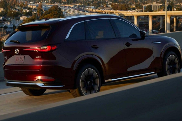 Cả 2 phiên bản động cơ trên đều sử dụng hộp số tự động 8 cấp và hệ dẫn động 4 bánh toàn thời gian AWD. Cùng với đó là hệ thống kiểm soát tư thế động học Kinematic Posture Control, giúp xe ổn định hơn khi vào cua ở tốc độ cao. 