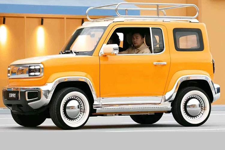 Xe cũng được bỏ vào bộ mâm khép kín, mạ crôm rất chất chơi, tiếp đến là các chi tiết vốn bằng nhựa màu đen đã được thay bằng inox, ta có thể nhận ra điều này ở cản trước, vòm bánh xe, nẹp sườn hay phần đuôi và tấm ốp nối liền 2 đèn pha, nơi che đậy cổng sạc pin của xe.