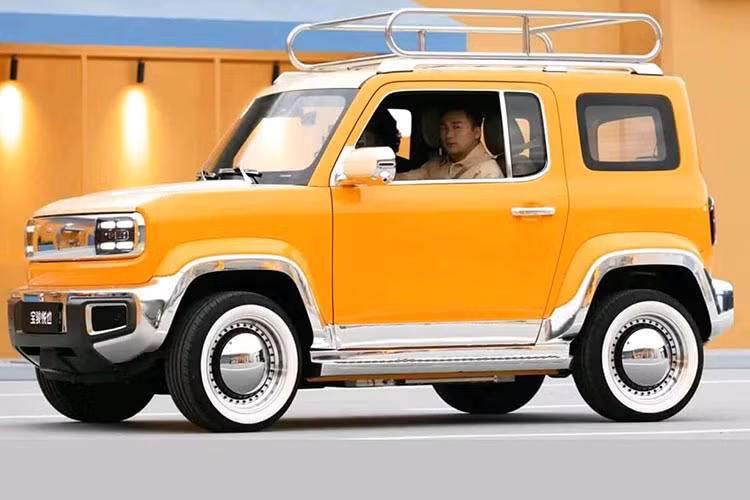 Xe cũng được bỏ vào bộ mâm khép kín, mạ crôm rất chất chơi, tiếp đến là các chi tiết vốn bằng nhựa màu đen đã được thay bằng inox, ta có thể nhận ra điều này ở cản trước, vòm bánh xe, nẹp sườn hay phần đuôi và tấm ốp nối liền 2 đèn pha, nơi che đậy cổng sạc pin của xe.