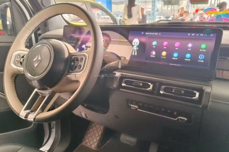 Nếu như phong cách của chiếc xe Baojun Yep màu cam ở trên chưa đủ ấn tượng, phiên bản thứ 3 này sẽ nặng đô hơn khi có nhiều món đồ chơi off-road, đầu tiên, chúng ta phải bàn về bộ áo màu xanh chuối rất đẹp của xe, xen kẽ đó là các họa tiết rằn ri và nhiều chi tiết sơn đen tạo điểm nhấn.