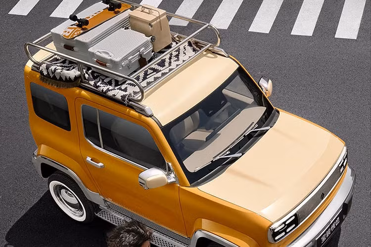 Tiếp đến là chiếc Baojun Yep mang phong cách du lịch, màu sơn cam sáng là điểm nhấn của ngoại hình, giúp xe luôn nổi bật dù đi bất cứ đâu, quá lý tưởng cho bạn bè có thể phát hiện ra mình khi chạy trước, trong 1 con đường kẹt cứng xe cộ.