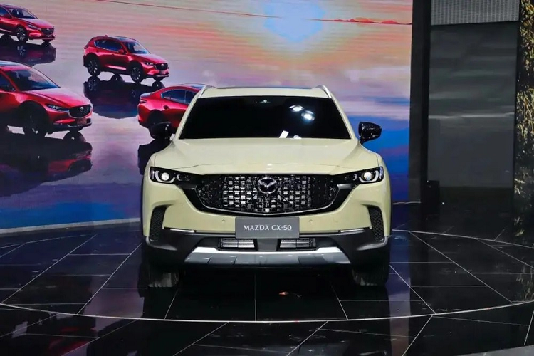 Trong tương lai, xe sẽ được bổ sung phiên bản hybrid với động cơ xăng 2.5L giúp tiết kiệm xăng hơn. Sự xuất hiện của CX-50 đã giúp Mazda - thương hiệu được mệnh danh là "BMW của phương Đông" - thu hút sự chú ý ở thị trường ôtô lớn nhất thế giới. Mẫu xe này sẽ có 2 màu sơn mới đặc trưng là vàng cát Zircon Sand và xanh dương Tranquil Blue.