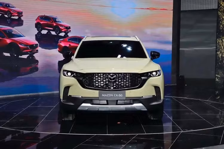 Trong tương lai, xe sẽ được bổ sung phiên bản hybrid với động cơ xăng 2.5L giúp tiết kiệm xăng hơn. Sự xuất hiện của CX-50 đã giúp Mazda - thương hiệu được mệnh danh là "BMW của phương Đông" - thu hút sự chú ý ở thị trường ôtô lớn nhất thế giới. Mẫu xe này sẽ có 2 màu sơn mới đặc trưng là vàng cát Zircon Sand và xanh dương Tranquil Blue.