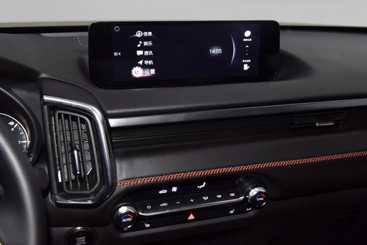 Bên trong Mazda CX-50 là không gian nội thất 5 chỗ ngồi với chất liệu da phối 2 màu nâu Terracotta - đen tương phản. Trên mặt táp-lô, tapi cửa và ghế còn có chỉ khâu màu nâu tương tự. Thêm vào đó là những chi tiết ốp kim loại trên mặt táp-lô, vô lăng và viền cửa gió điều hòa.