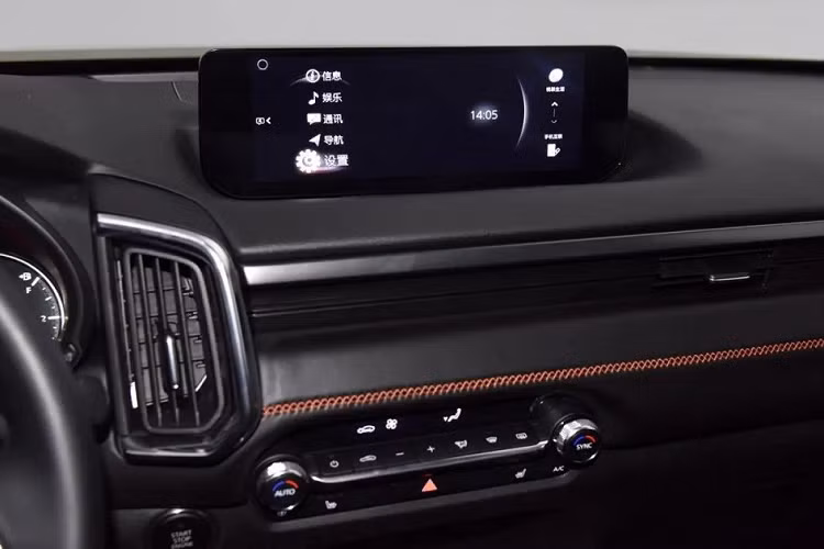 Bên trong Mazda CX-50 là không gian nội thất 5 chỗ ngồi với chất liệu da phối 2 màu nâu Terracotta - đen tương phản. Trên mặt táp-lô, tapi cửa và ghế còn có chỉ khâu màu nâu tương tự. Thêm vào đó là những chi tiết ốp kim loại trên mặt táp-lô, vô lăng và viền cửa gió điều hòa.