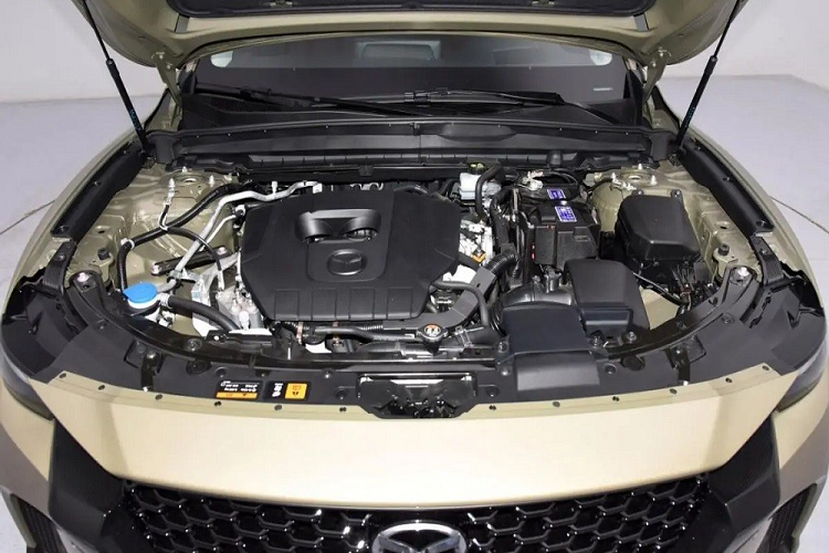 Về trang bị, mẫu crossover này ở thị trường Trung Quốc đi kèm bảng đồng hồ analog, màn hình giải trí trung tâm 12,3 inch đặt nổi trên mặt táp-lô, điều khiển bằng giọng nói, cập nhật phần mềm qua WiFi, màn hình hiển thị thông tin kính lái HUD, hệ thống âm thanh Bose, cửa sổ trời, sưởi ghế và hệ thống hỗ trợ lái bán tự động cấp độ 2.