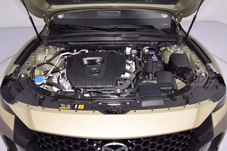 Về trang bị, mẫu crossover này ở thị trường Trung Quốc đi kèm bảng đồng hồ analog, màn hình giải trí trung tâm 12,3 inch đặt nổi trên mặt táp-lô, điều khiển bằng giọng nói, cập nhật phần mềm qua WiFi, màn hình hiển thị thông tin kính lái HUD, hệ thống âm thanh Bose, cửa sổ trời, sưởi ghế và hệ thống hỗ trợ lái bán tự động cấp độ 2.