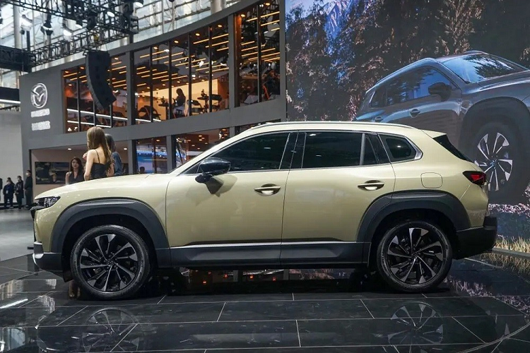 Đây có thể nói là tín hiệu thành công đầu tiên của mẫu xe này. Mazda CX-50 là mẫu crossover đã lần đầu tiên trình làng tại thị trường Mỹ vào hồi tháng 11/2021. Ban đầu, hãng Mazda chỉ dự định bán CX-50 ở thị trường Bắc Mỹ. Tuy nhiên, sau hơn 1 năm, mẫu xe này đã được ra mắt tại Trung Quốc.