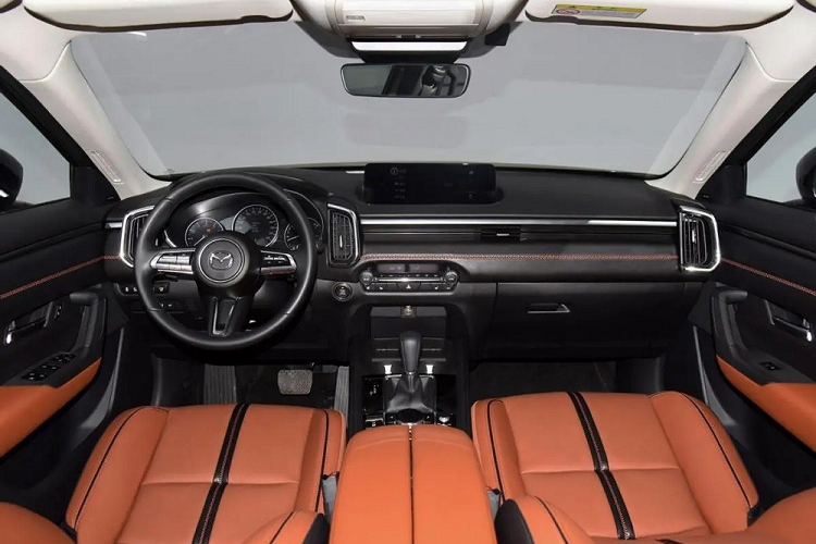 Không chỉ sở hữu thiết kế thể thao hơn so với Mazda CX-5, mẫu crossover này còn có kích thước lớn hơn, bao gồm chiều dài 4.785 mm, chiều rộng 1.920 mm, chiều cao 1.638 mm và chiều dài cơ sở 2.815 mm. Như vậy, ngoài các mẫu crossover cỡ C như Honda CR-V hay Hyundai Tucson, Mazda CX-50 có thể cạnh tranh với cả Hyundai SantaFe và Kia Sorento.