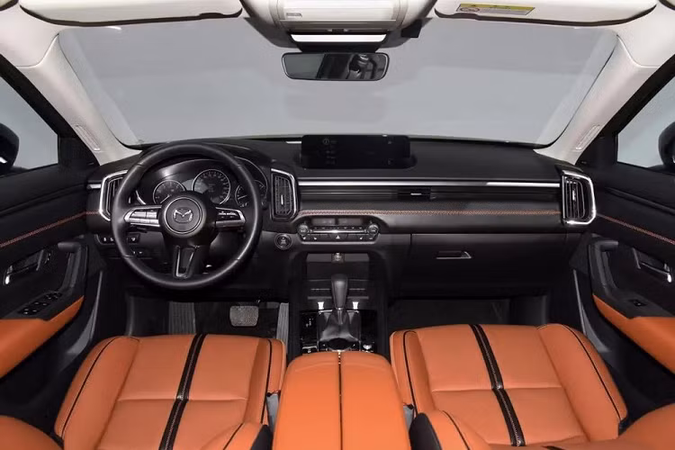 Không chỉ sở hữu thiết kế thể thao hơn so với Mazda CX-5, mẫu crossover này còn có kích thước lớn hơn, bao gồm chiều dài 4.785 mm, chiều rộng 1.920 mm, chiều cao 1.638 mm và chiều dài cơ sở 2.815 mm. Như vậy, ngoài các mẫu crossover cỡ C như Honda CR-V hay Hyundai Tucson, Mazda CX-50 có thể cạnh tranh với cả Hyundai SantaFe và Kia Sorento.