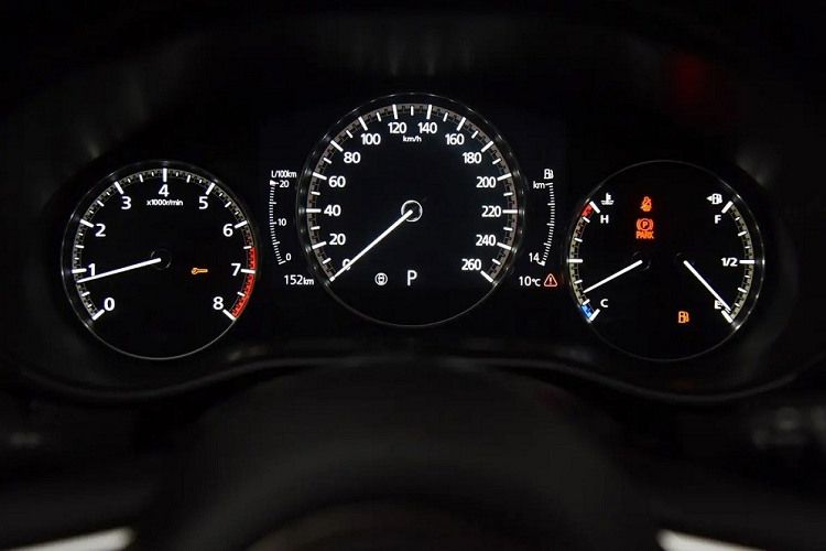 Mazda CX-50 tại Trung Quốc sở hữu đèn pha LED, dải đèn LED định vị ban ngày, đèn sương mù trước, đèn hậu LED, vành hợp kim 19 inch phay xước 2 màu và 2 đầu ống xả hình tròn. Bên cạnh đó là những chi tiết thiết kế ngoại thất màu đen như lưới tản nhiệt, cản trước/sau, nẹp sườn xe và nẹp hốc bánh. Bên dưới cản trước và cản sau đều có ốp màu bạc.