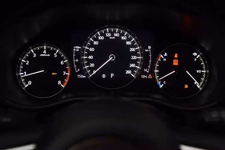 Mazda CX-50 tại Trung Quốc sở hữu đèn pha LED, dải đèn LED định vị ban ngày, đèn sương mù trước, đèn hậu LED, vành hợp kim 19 inch phay xước 2 màu và 2 đầu ống xả hình tròn. Bên cạnh đó là những chi tiết thiết kế ngoại thất màu đen như lưới tản nhiệt, cản trước/sau, nẹp sườn xe và nẹp hốc bánh. Bên dưới cản trước và cản sau đều có ốp màu bạc.