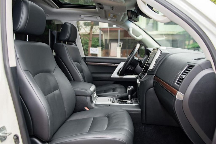 Về truyền động, Toyota Land Cruiser 2016 sử dụng động cơ V8, dung tích 5.7L, hút khí tự nhiên, sản sinh 381 mã lực và mô-men xoắn 543 Nm. Đây là khối động cơ dung tích lớn nhất được cung cấp cho mẫu xe này. Đi kèm là hộp số tự động 6 cấp và hệ dẫn động 4 bánh toàn thời gian.