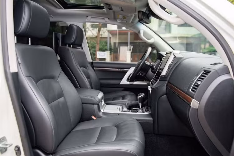 Về truyền động, Toyota Land Cruiser 2016 sử dụng động cơ V8, dung tích 5.7L, hút khí tự nhiên, sản sinh 381 mã lực và mô-men xoắn 543 Nm. Đây là khối động cơ dung tích lớn nhất được cung cấp cho mẫu xe này. Đi kèm là hộp số tự động 6 cấp và hệ dẫn động 4 bánh toàn thời gian.