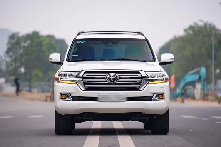 Theo đó, chiếc Toyota Land Cruiser đời 2016 này đang được rao bán trên chợ xe ôtô cũ với mức giá cao “ngất ngưởng”, gần 4,9 tỷ đồng. Thông tin từ người bán chia sẻ cho biết chiếc Toyota Land Cruiser này thuộc đời 2016, xe được nhập khẩu từ Mỹ và có ODO khoảng 55.000 km.