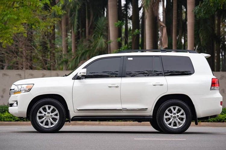 Chiếc Toyota Land Cruiser đời 2016 trong bài sở hữu màu sơn ngoại thất trắng. Qua hình ảnh mà người bán chia sẻ có thể thấy “lớp áo” của xe vẫn còn khá mới. Bên trong cabin, nội thất xe được bọc da màu đen. Hàng ghế trước đã xuất hiện các vết nhăn, nhưng nhìn chung vẫn còn khá đẹp.