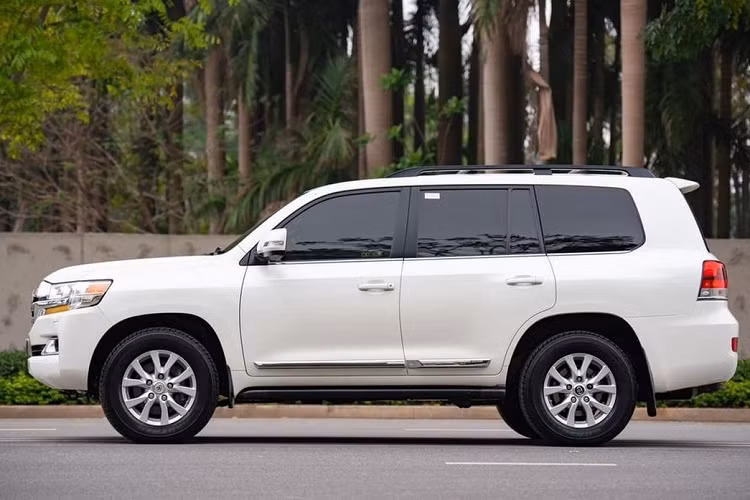Chiếc Toyota Land Cruiser đời 2016 trong bài sở hữu màu sơn ngoại thất trắng. Qua hình ảnh mà người bán chia sẻ có thể thấy “lớp áo” của xe vẫn còn khá mới. Bên trong cabin, nội thất xe được bọc da màu đen. Hàng ghế trước đã xuất hiện các vết nhăn, nhưng nhìn chung vẫn còn khá đẹp.