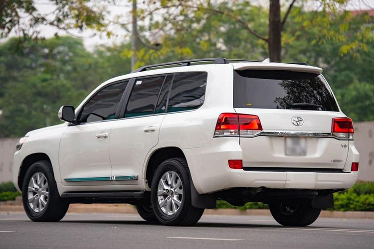 Toyota Land Cruiser 2023 mới hiện đang được bán chính hãng tại Việt Nam với giá 4,286 tỷ đồng. Tuy nhiên thời điểm hiện tại khách hàng khi mua xe sẽ phải chờ vài tháng thậm chí là cả năm mới được bàn giao xe.
