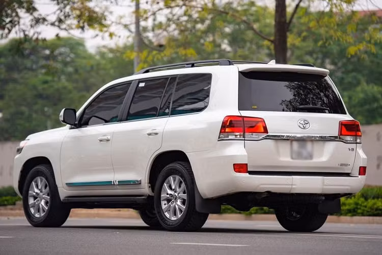 Toyota Land Cruiser 2023 mới hiện đang được bán chính hãng tại Việt Nam với giá 4,286 tỷ đồng. Tuy nhiên thời điểm hiện tại khách hàng khi mua xe sẽ phải chờ vài tháng thậm chí là cả năm mới được bàn giao xe.