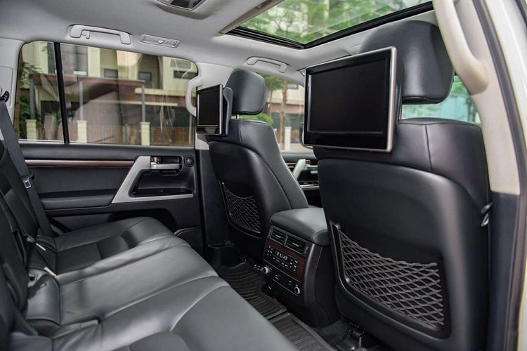 Nhiều người còn cho rằng, việc chiếc Toyota Land Cruiser 2016 chạy 7 năm nay là 'ngáo giá" tuy nhiên nếu xét trên góc độ thị trường thì đây là điều tất yếu bởi hiện nay, xe mới ở đại lý không có để bán.