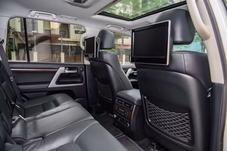 Nhiều người còn cho rằng, việc chiếc Toyota Land Cruiser 2016 chạy 7 năm nay là 'ngáo giá" tuy nhiên nếu xét trên góc độ thị trường thì đây là điều tất yếu bởi hiện nay, xe mới ở đại lý không có để bán.