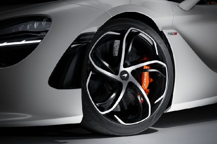 Màn hình tập trung vào người lái này được gắn trong một hộp có những nút điều khiển để lựa chọn các chế độ Hệ thống Truyền động và Xử lý nằm ở mỗi bên, nghĩa là người lái có thể dễ dàng theo tác chuyển đổi giữa các chế độ lái Comfort, Sport và Track Active Dynamic trong khi tay vẫn đặt trên vô-lăng và hoàn toàn tập trung vào việc nhìn đường.