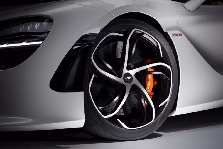 Màn hình tập trung vào người lái này được gắn trong một hộp có những nút điều khiển để lựa chọn các chế độ Hệ thống Truyền động và Xử lý nằm ở mỗi bên, nghĩa là người lái có thể dễ dàng theo tác chuyển đổi giữa các chế độ lái Comfort, Sport và Track Active Dynamic trong khi tay vẫn đặt trên vô-lăng và hoàn toàn tập trung vào việc nhìn đường.