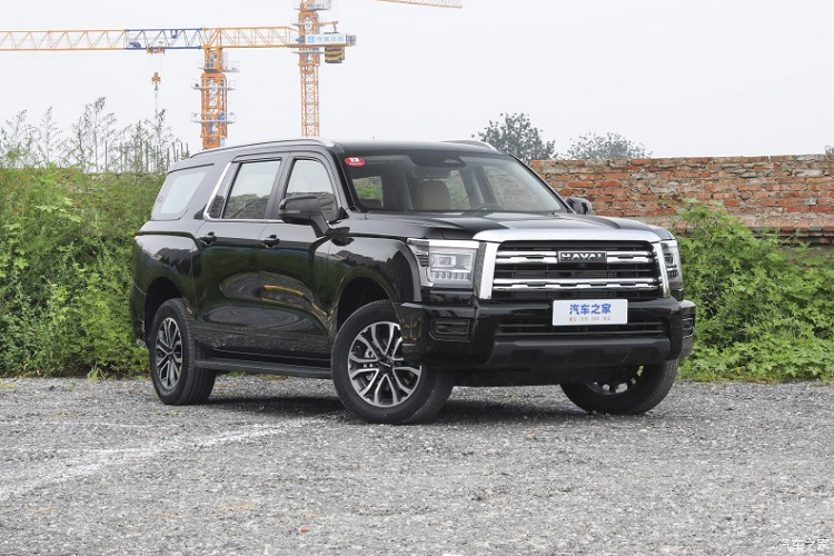 Nhìn từ bên thân xe, Haval H5 thế hệ mới có các hốc bánh trước và sau theo phong cách thiết kế hơi nhô cao, mang lại cảm giác cơ bắp. Đồng thời, nó có cột C dày dặn, trong khi cột D được sơn đen, gần với phong cách của một số mẫu SUV Mỹ. Ngoài ra, việc trang bị thêm mâm xe nhiều chấu cũng giúp tăng vẻ thời trang cho xe.