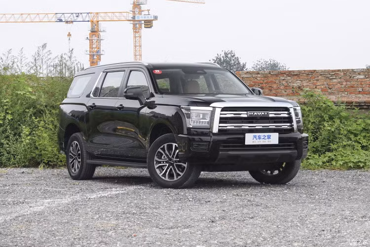 Nhìn từ bên thân xe, Haval H5 thế hệ mới có các hốc bánh trước và sau theo phong cách thiết kế hơi nhô cao, mang lại cảm giác cơ bắp. Đồng thời, nó có cột C dày dặn, trong khi cột D được sơn đen, gần với phong cách của một số mẫu SUV Mỹ. Ngoài ra, việc trang bị thêm mâm xe nhiều chấu cũng giúp tăng vẻ thời trang cho xe.