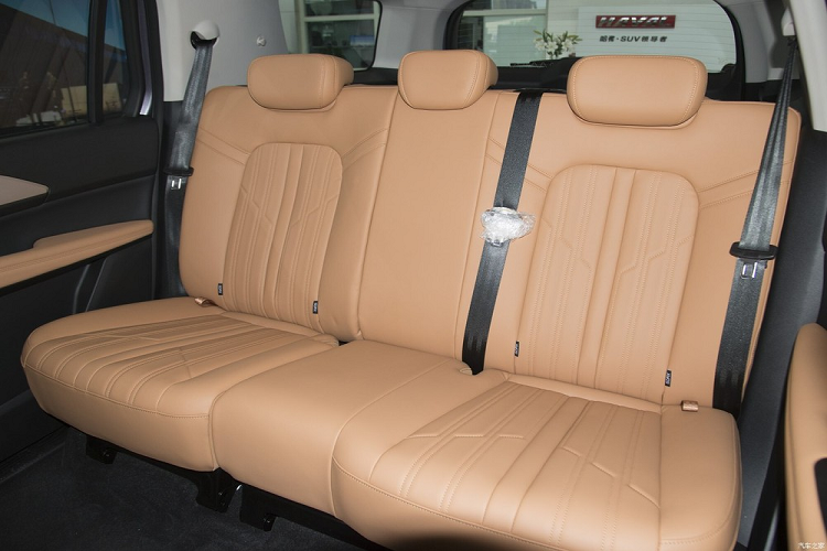 Điều đáng nói và cũng có thể xem là sự hấp dẫn nhất của chiếc xe SUV cỡ lớn đến từ Trung Quốc, Haval H5 thế hệ mới chính là việc nó có cốp siêu lớn với độ s âu tối đa 1.965 mm và thể tích tối đa 2.116 lít, điều này giúp bạn tha hồ chất đồ. Về sức mạnh, SUV cỡ lớn Haval H5 thế hệ mới sử dụng động cơ xăng 4 xi-lanh, tăng áp, dung tích 2.0 lít, sản sinh công suất tối đa 218 mã lực, kết hợp với hộp số 8AT.