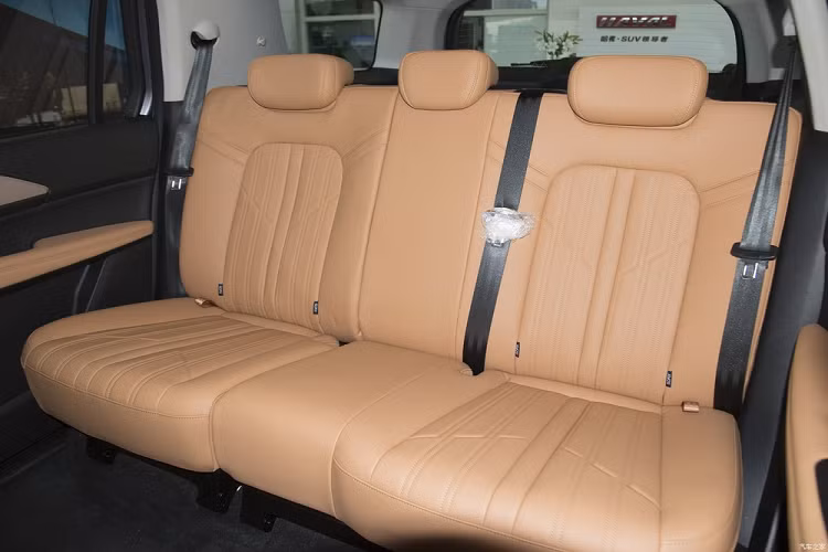 Điều đáng nói và cũng có thể xem là sự hấp dẫn nhất của chiếc xe SUV cỡ lớn đến từ Trung Quốc, Haval H5 thế hệ mới chính là việc nó có cốp siêu lớn với độ s âu tối đa 1.965 mm và thể tích tối đa 2.116 lít, điều này giúp bạn tha hồ chất đồ. Về sức mạnh, SUV cỡ lớn Haval H5 thế hệ mới sử dụng động cơ xăng 4 xi-lanh, tăng áp, dung tích 2.0 lít, sản sinh công suất tối đa 218 mã lực, kết hợp với hộp số 8AT.