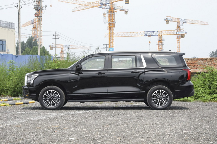 Thiết kế đuôi xe tương đối đơn giản với cụm đèn hậu bố trí dọc 2 bên, nối liền bằng dải trang trí chính giữa và 2 ống xả hình chữ nhật 2 bên ở phía dưới đuôi xe. Ngoài ra, Haval H5 thế hệ mới còn có góc tiếp cận 25°, góc thoát 22°, khoảng sáng gầm 200 mm và khả năng lội nước sâu 600 mm.