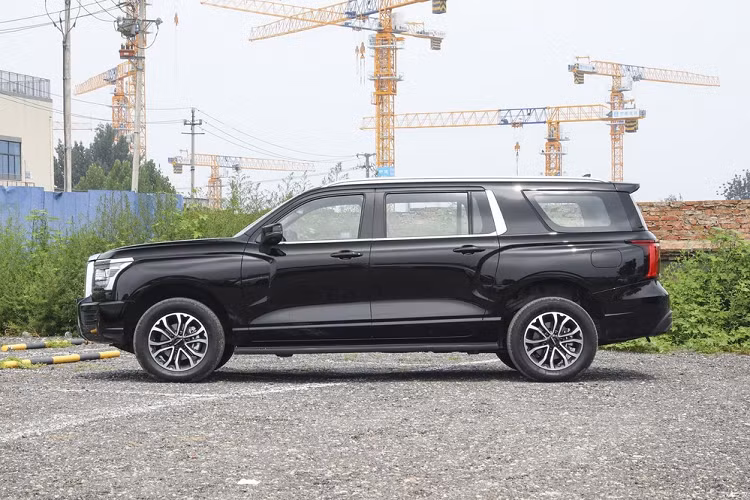 Thiết kế đuôi xe tương đối đơn giản với cụm đèn hậu bố trí dọc 2 bên, nối liền bằng dải trang trí chính giữa và 2 ống xả hình chữ nhật 2 bên ở phía dưới đuôi xe. Ngoài ra, Haval H5 thế hệ mới còn có góc tiếp cận 25°, góc thoát 22°, khoảng sáng gầm 200 mm và khả năng lội nước sâu 600 mm.