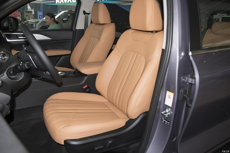 Mở cửa bước vào bên trong khoang lái Haval H5 thế hệ mới, có thể nói rằng, bên ngoài với thiết kế hầm hố, thì phần nội thất, thiết kế của tổng thể xe lại khá ưng ý, vẫn giữ được bầu không khí cứng cáp nhưng cũng bắt kịp xu hướng thiết kế hiện nay. Đầu tiên là việc Haval H5 thế hệ mới sử dụng đồng hồ treo và màn hình điều khiển trung tâm 12,3 inch nhưng vẫn giữ lại số lượng lớn nút bấm vật lý ở phần điều khiển trung tâm.