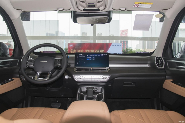 Về kích thước thân xe, Haval H5 thế hệ mới có các số đo bao gồm là chiều dài, chiều rộng, chiều cao của xe lần lượt là 5.190 mm x 1.905 mm x 1.835 mm, và chiều dài cơ sở đạt 3.140 mm, với kích thước này, Haval H5 được định vị là một chiếc SUV cỡ lớn.