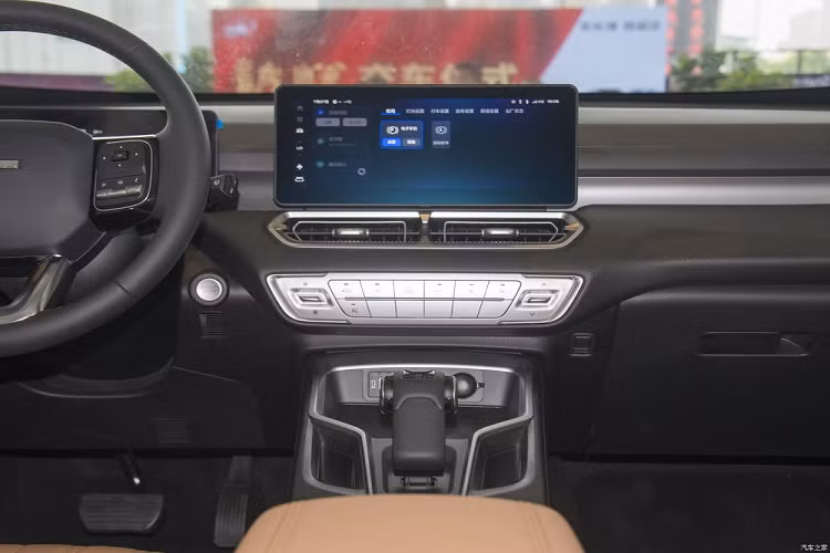 Tiếp đến là phiên bản động cơ diesel có công suất cực đại 166 mã lực. Khung gầm sử dụng loại không chịu lực, được trang bị hệ thống treo độc lập xương đòn kép phía trước, hệ thống treo cầu liên kết năm liên kết phía sau và sẽ được trang bị hệ thống dẫn động bốn bánh chia sẻ thời gian + khóa vi sai cơ học Eaton.