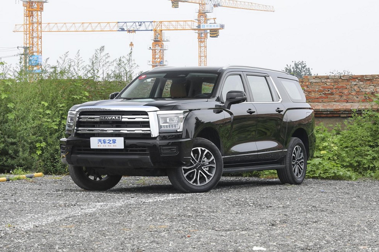 Cụ thể, phần đầu xe Haval H5 thế hệ mới gồm các thanh trang trí mạ crôm dày dặn, chính giữa là lưới tản nhiệt 3 chiều cùng logo Haval có thiết kế vừa đủ để nhận diện. Thiết kế viền xung quanh phía trước cũng đơn giản và thực dụng. Tất nhiên, cụm đèn đa giác kích thước lớn cũng giúp chiếc xe này trông sáng sủa và rạng rỡ hơn ở mặt tiền.